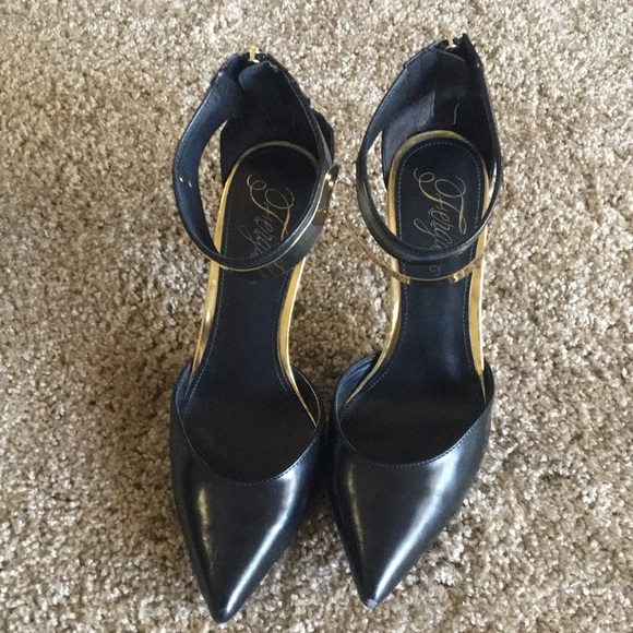 Black and Gold Pointed Toe Heel - Picture 2 of 4
